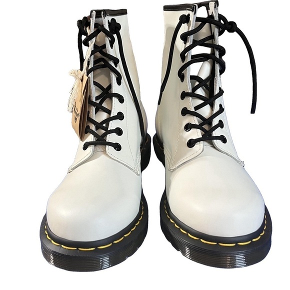 Dr. Martens Women's 1460 Smooth Leather Lace Up Boots, Size 10 - Picture 2 of 11